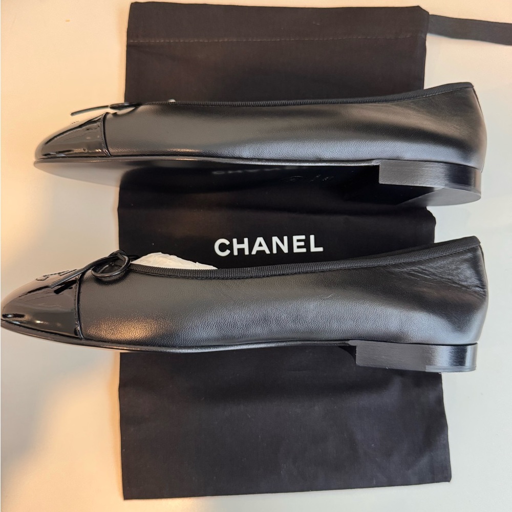 CHANEL Black Leather Ballet Flats with Bow - Picture 3 of 10